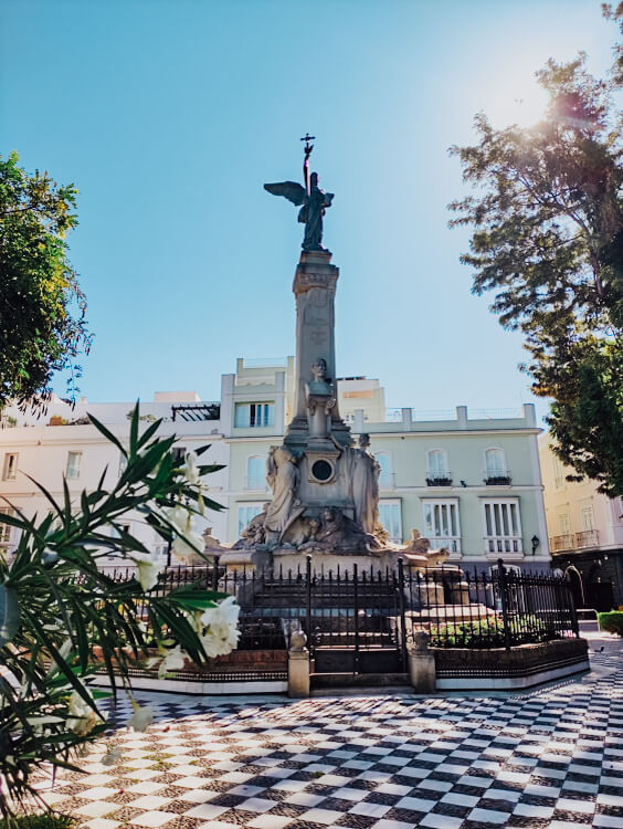 Monumento al marques de Comillas en la Alameda Apodaca, que ver en Cádiz
