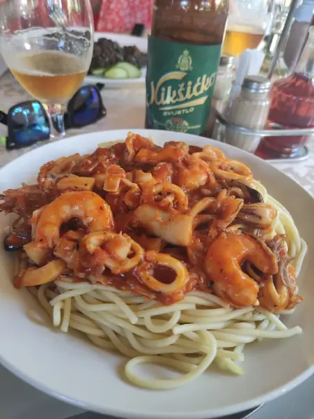 Spaguetis de marisco - donde comer en Budva