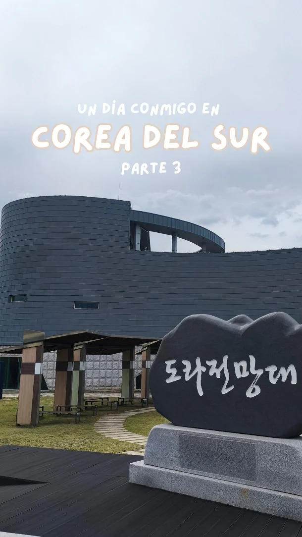 🇰🇷 ¡Visitamos la DMZ, la frontera entre Corea del Norte y Corea del Sur!
Ambos países siguen técnicamente en guerra desde 1953, cuando firmaron un armisticio, pero nunca un tratado de paz definitivo.
Hicimos la excursión con Civitatis, ya que los principales puntos turísticos de la DMZ no se pueden visitar por libre.
¿Qué vimos durante la excursión?
🔸Puente colgante: nuestra primera paradita, rodeados de montañas y naturaleza, con unas vistas espectaculares.
🔸Parque Imjingak: un lugar simbólico que recuerda la división de Corea y a las familias separadas por el conflicto.
🔸Observatorio Dora: Desde este mirador pudimos observar Corea del Norte a través de unos telescopios panorámicos. Incluso vimos a varias personas labrando los campos al otro lado de la frontera. 
🔸Tercer Túnel de Infiltración: descubierto en 1978, fue excavado por Corea del Norte bajo la frontera con el objetivo de facilitar una posible invasión del sur. Tiene unos 1,6 km de longitud y alcanza los 73 metros de profundidad. Hoy se puede recorrer parcialmente, aunque está prohibido hacer fotos y vídeos en su interior. ¡Por eso no podemos enseñároslo!
De vuelta a Seúl, ¡nos fuimos a Hongdae! Después de algunas compritas, terminamos el día descubriendo uno de los barrios más jóvenes y alternativos de la capital. Situado junto a la Universidad Hongik, Hongdae está lleno de tiendas de moda, cosmética coreana, cafeterías originales, artistas callejeros y actuaciones de K-pop. ¡Especialmente animado al atardecer!
Y para cenar, una auténtica Korean BBQ, con la parrilla en nuestra propia mesa, carne recién hecha y los tradicionales banchan para compartir.
💬 ¿Incluiríais la DMZ en vuestro viaje a Corea del Sur?
